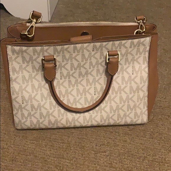 Michael Kors handbag with long stap. - Picture 2 of 7